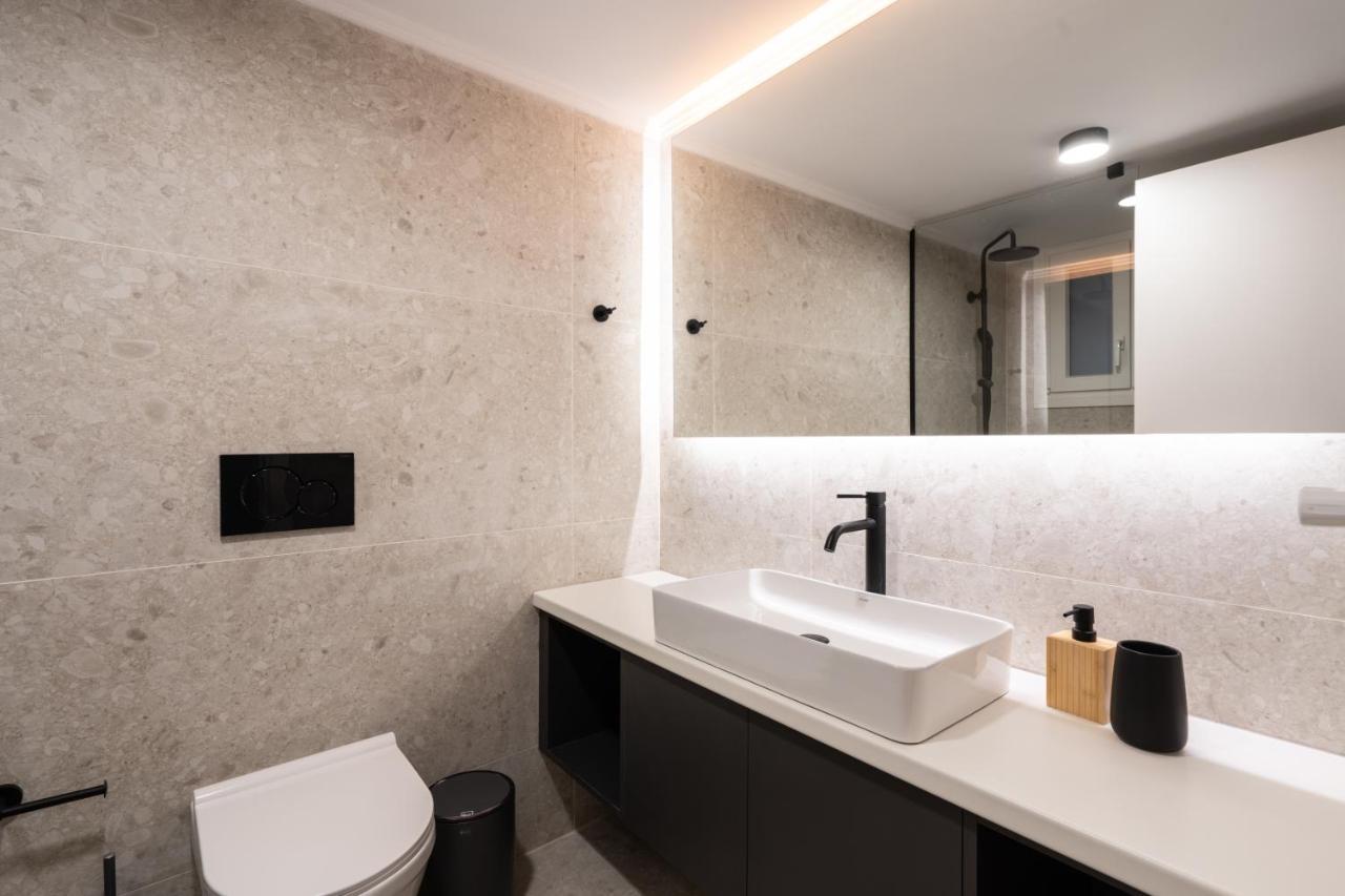 Unique 2 Bedrooms Apartment, Steps To Plaka And Center Athens